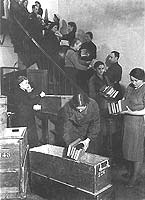 Перемещение книг в 18 - ярусное книгохранилище ручным конвейером. 1941 г. 
