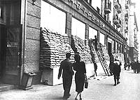 Улица Горького в Москве 1941 г. У стен домов - мешки с песком.