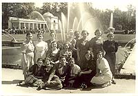 Петергоф. Фотография сделана 22 июня 1941 г.  3-я справа стоит Нина Коробьина - студентка Библиотечного института