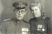 Анастасия Дмитриевна Рклицкая с двоюродным братом Володей Шуваевым. 1946 г.